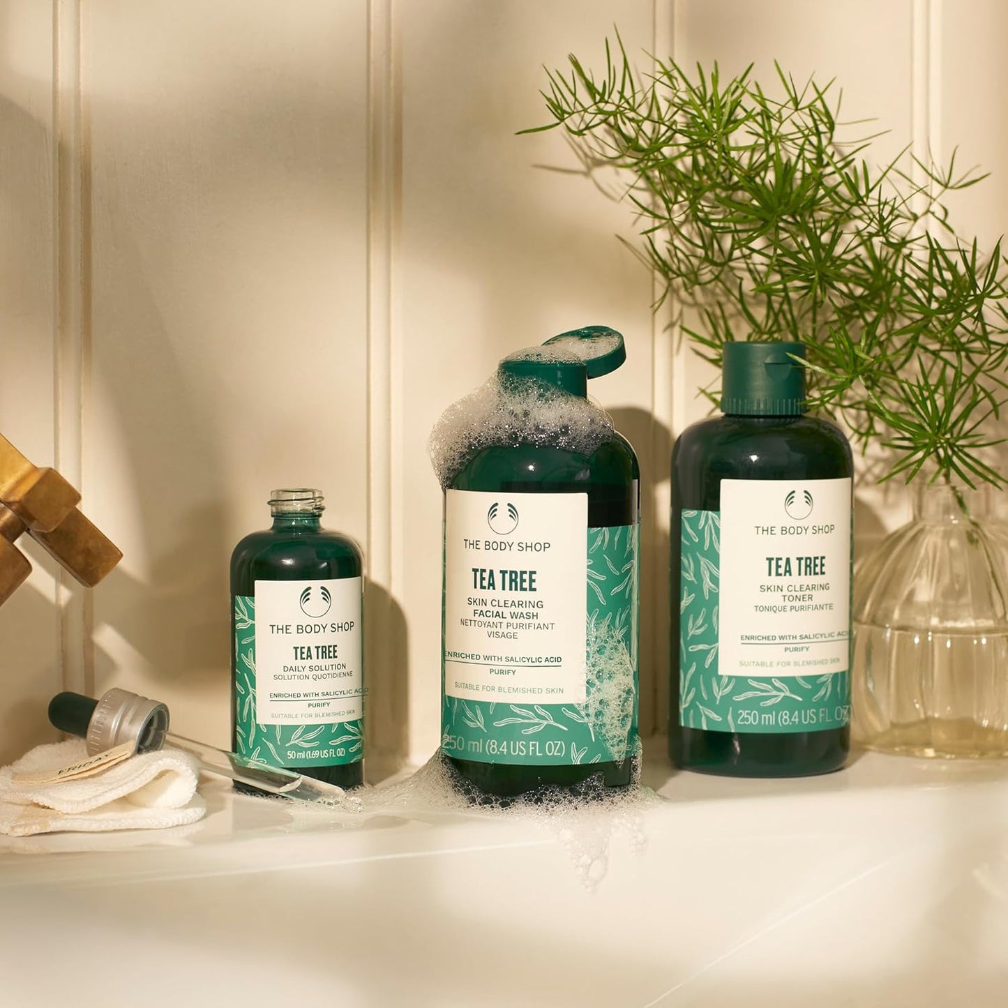 The Body Shop Tea Tree Skin Clearing Facial Wash – Purifying Vegan Face Wash for Oily, Blemished Skin – 8.4 Oz